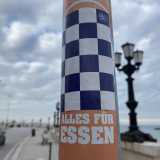 Ma le partite sulla �rotonda� del lungomare non si disputano sono solo tra squadre italiane. Su un altro palo notiamo infatti uno sticker a scacchi bianchi e viola: � quello dell�Austria Vienna, vincitrice di ben ventiquattro titoli nazionali